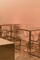 핑크빛 무드의 아크릴 체어 카페 인테리어